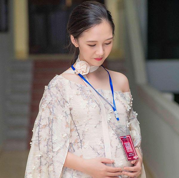 Hoa khôi sinh viên sáng vác bụng bầu lên giảng đường học, tối “lên đồ” thì đẹp mong manh - 6