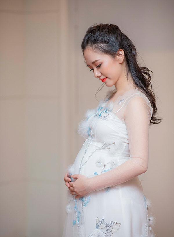 Hoa khôi sinh viên sáng vác bụng bầu lên giảng đường học, tối “lên đồ” thì đẹp mong manh - 4