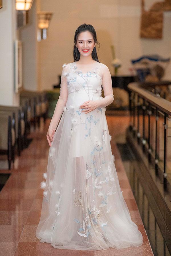 Hoa khôi sinh viên sáng vác bụng bầu lên giảng đường học, tối “lên đồ” thì đẹp mong manh - 10