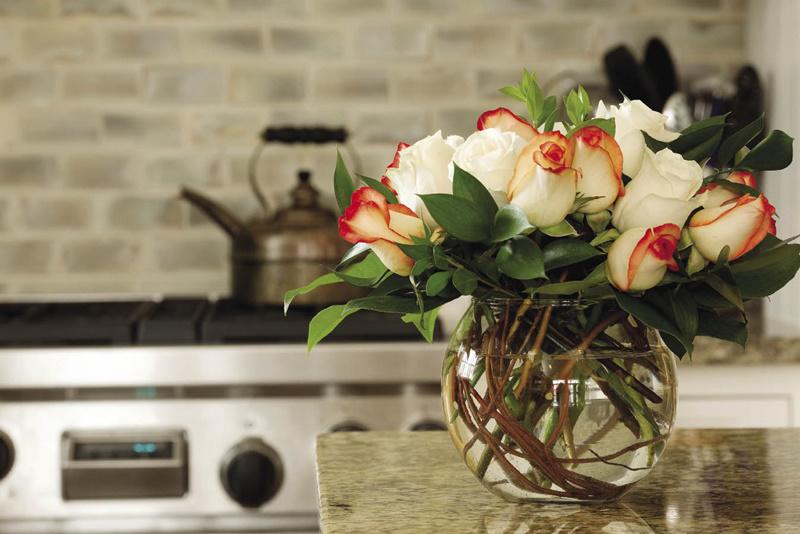 Ngoài ra bạn cũng có thể tham khảo thêm:

Cắm hoa hồng trong chum thủy tinh đẹp dịu dàng, đơn giản dễ thực hiện. 
