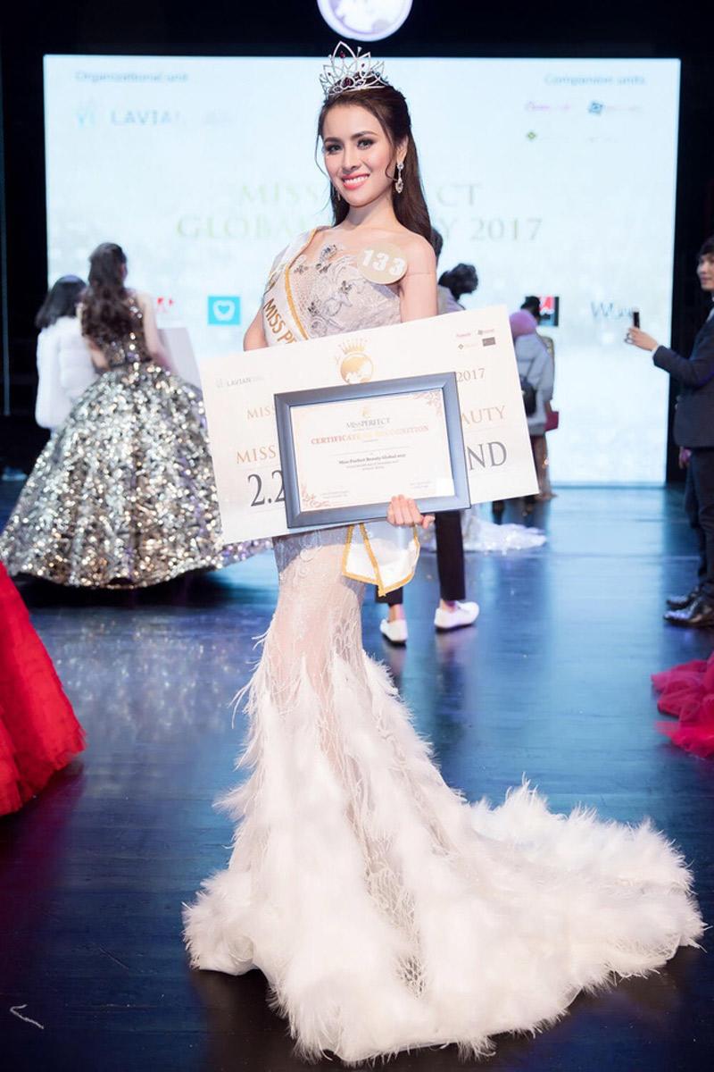 Thư Dung đăng quang Hoa hậu Sắc đẹp hoàn mỹ toàn cầu 2017.
