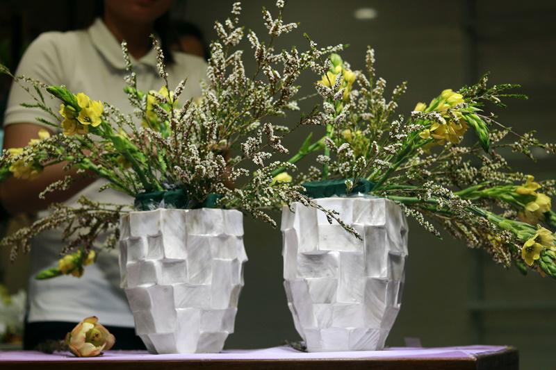- Cắm thêm hoa thanh liễu định hình dáng và tạo đồ bồng bềnh cho bình hoa.
