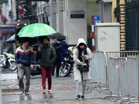 Người Hà Nội vất vả trong ngày mưa rét