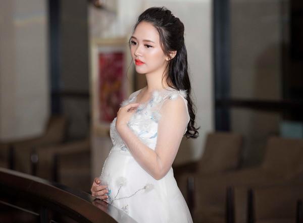 Hoa khôi sinh viên sáng vác bụng bầu lên giảng đường học, tối “lên đồ” thì đẹp mong manh - 9