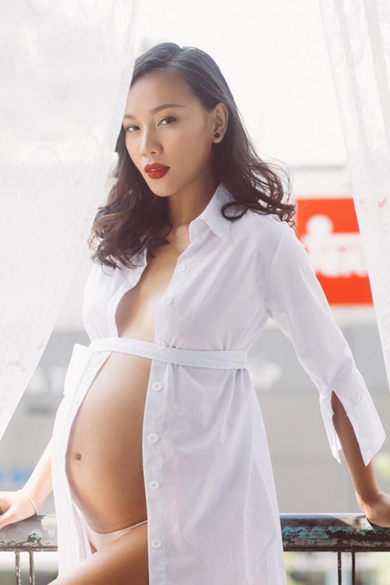 Người mẫu Diệu Huyền vẫn thể hiện thần thái của một người mẫu khi mang bầu.
