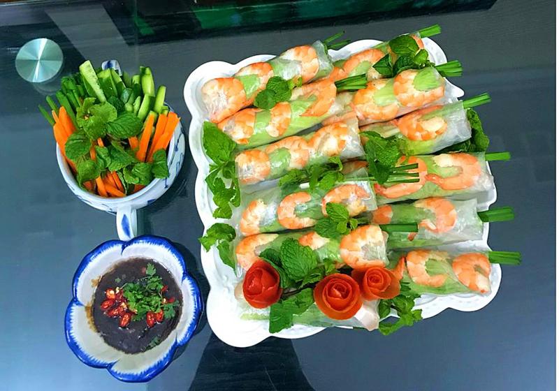 Món bánh tráng cuốn tôm bày đẹp mắt, hấp dẫn hơn khi được xếp gọn gàng, bắt mắt
