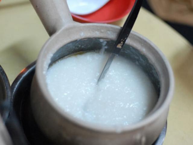 Bé 8 tháng chỉ chịu ăn cháo bà nấu, mẹ lén nếm thử liền bực bội đưa con đi khám