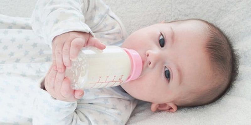 Sữa bột thường được sử dụng trong các trường hợp người mẹ không đủ hoặc không có sữa để nuôi con. Nó chứa các chất dinh dưỡng bổ dưỡng, giúp đứa trẻ sơ sinh phát triển tốt.
