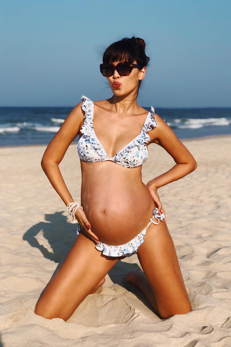 Hà Anh được mệnh danh là mẹ bầu nóng bỏng nhất showbiz Việt. Suốt 9 tháng mang thai, siêu mẫu vẫn giữ được thân hình thon gọn, quyến rũ. 
