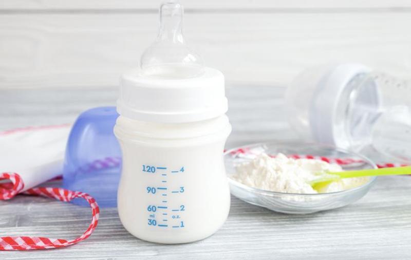 6. Lắc sữa quá mạnh sẽ tạo ra rất nhiều bong bóng trong sữa. Khi trẻ uống phải sữa có nhiều bong bóng sẽ dẫn đến đầy hơi, nấc, trớ. Cách pha sữa tốt nhất là sau khi thêm nước, sữa bột theo đúng tỷ lệ, mẹ dùng thìa khuấy thật nhẹ nhàng theo một chiều nhất định.
