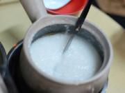 Làm mẹ - Bé 8 tháng chỉ chịu ăn cháo bà nấu, mẹ lén nếm thử liền bực bội đưa con đi khám