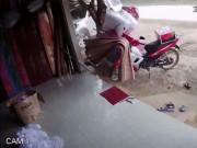 Clip Eva - Ô tô mất lái lao thẳng vào nhà dân bên đường, biển hiệu văng tung tóe