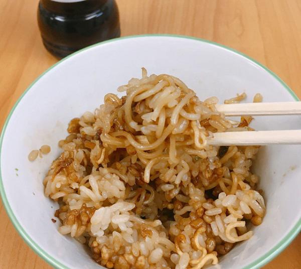 Chỉ mê cơm với mì tôm, người đàn ông liều lĩnh trộn vào nấu, không ngờ thành siêu phẩm - 9