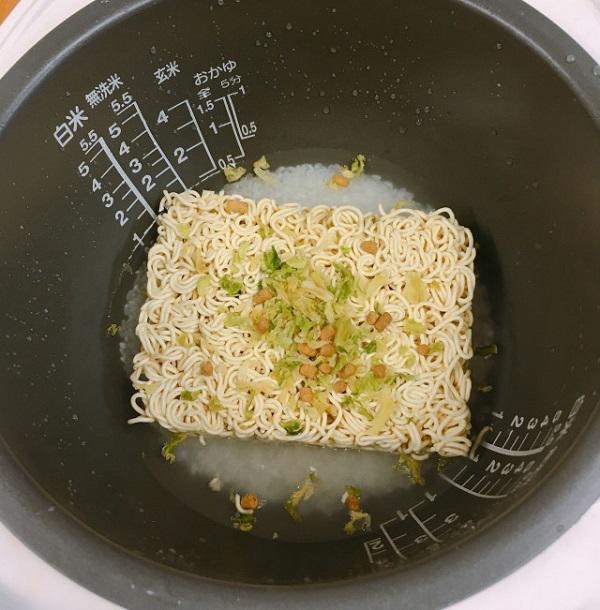 Chỉ mê cơm với mì tôm, người đàn ông liều lĩnh trộn vào nấu, không ngờ thành siêu phẩm - 3