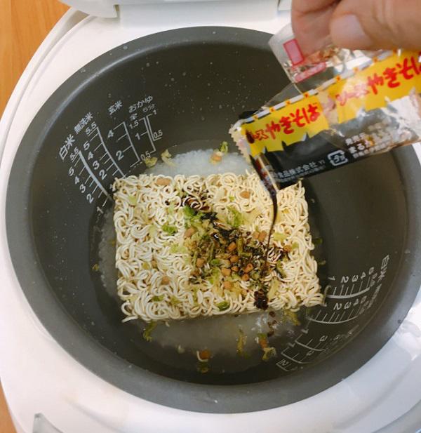 Chỉ mê cơm với mì tôm, người đàn ông liều lĩnh trộn vào nấu, không ngờ thành siêu phẩm - 4