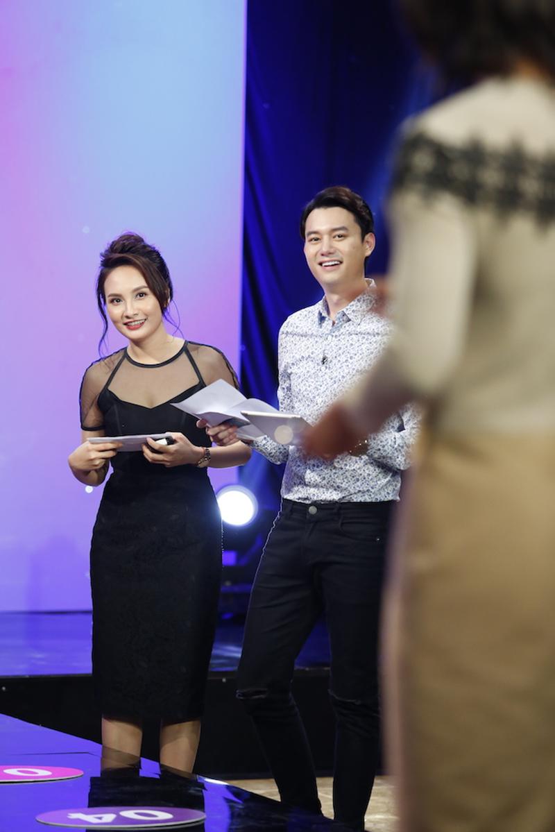 Tại chương trình Học viện mẹ chồng tập 11, dàn MC của chương trình là nghệ sĩ Lan Hương - Bảo Thanh - Anh Dũng cùng các gia đình và khách mời đã không khỏi "sốc" khi người này bước ra sân khấu.
