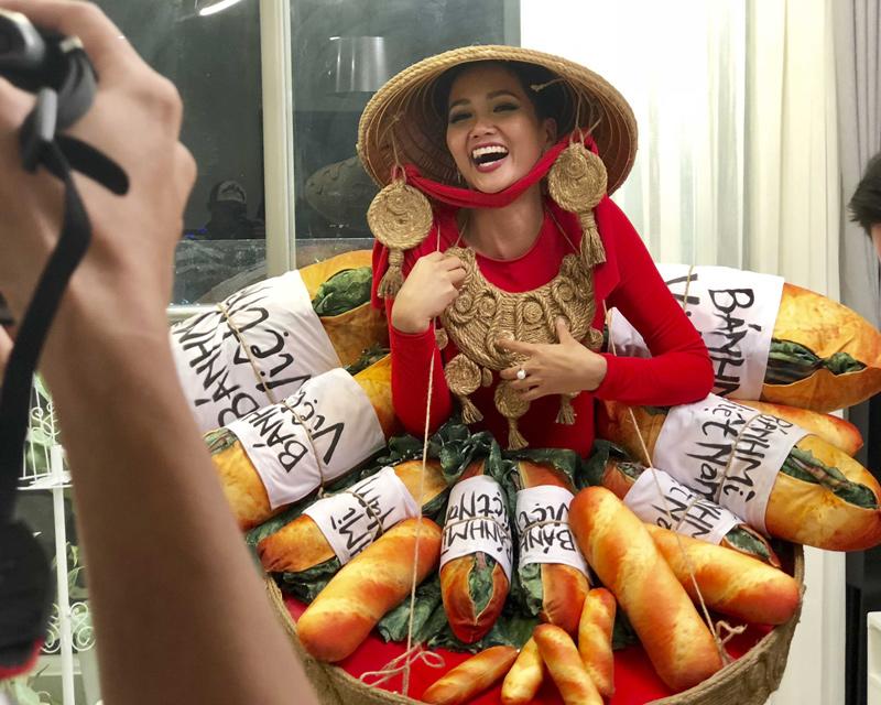 H' Hen Niê gây sốt cộng đồng mạng với trang phục lấy cảm hứng từ bánh mì. Ngay khi hình ảnh vừa được hé lộ, đã gây ra luồng tranh luận đa chiều. Tuy nhiên kết quả sẽ do chính fans lựa chọn và được công bố ngày 05/11/2018.
