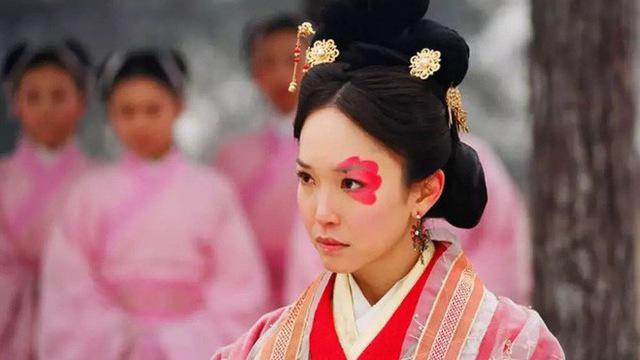 Nổi tiếng xấu amp;#34;ma chê quỷ hờnamp;#34;, người phụ nữ ấy đã ngoạn mục trở thành mẫu nghi thiên hạ - 1