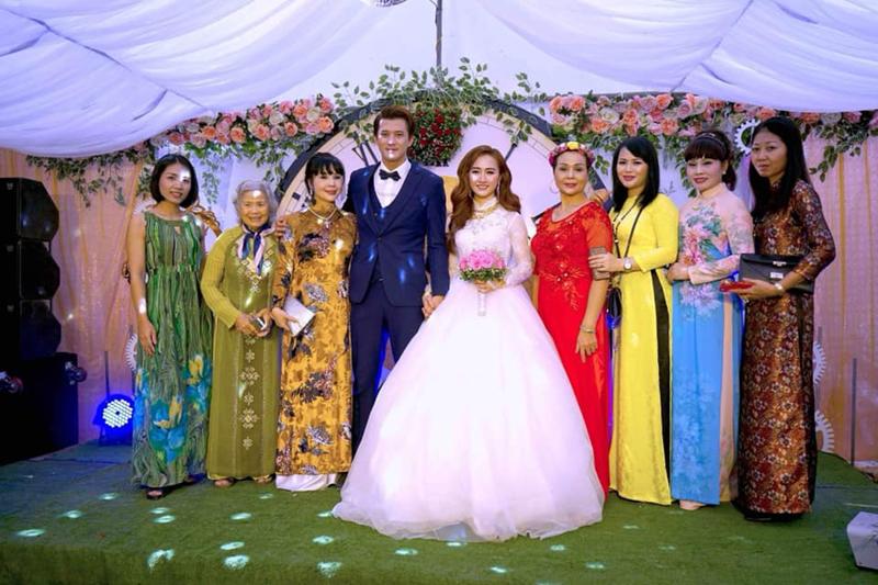 Nam diễn viên "Người chiều nước mắt" Hà Việt Dũng vừa bất ngờ tổ chức đám cưới cùng cô dâu dân tộc Thái vào cuối tuần qua.
