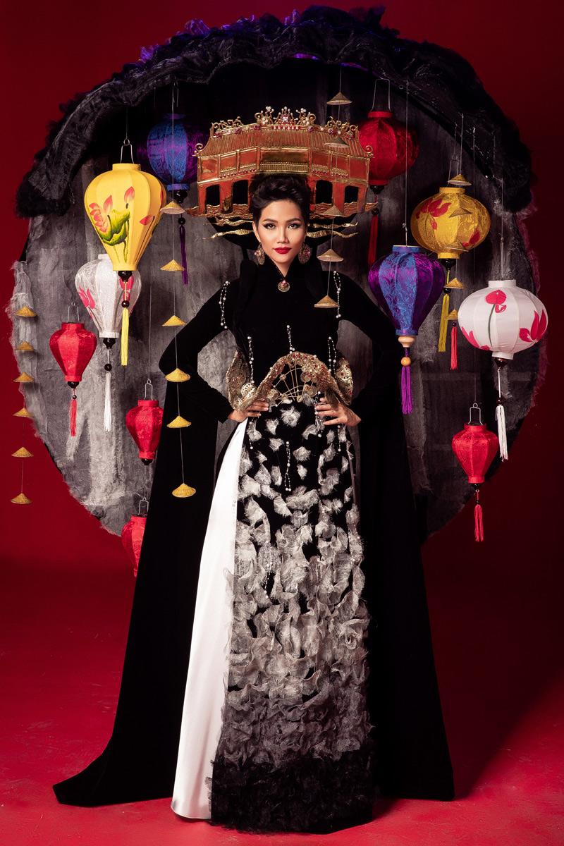 Đưa không gian văn hóa Hội An vào bộ trang phục với lồng đèn, chùa Cầu, thí sinh Nguyễn Đình Thuận có thiết kế “khủng” nhất trong Top 6 thiết kế ứng cử lần này. 
