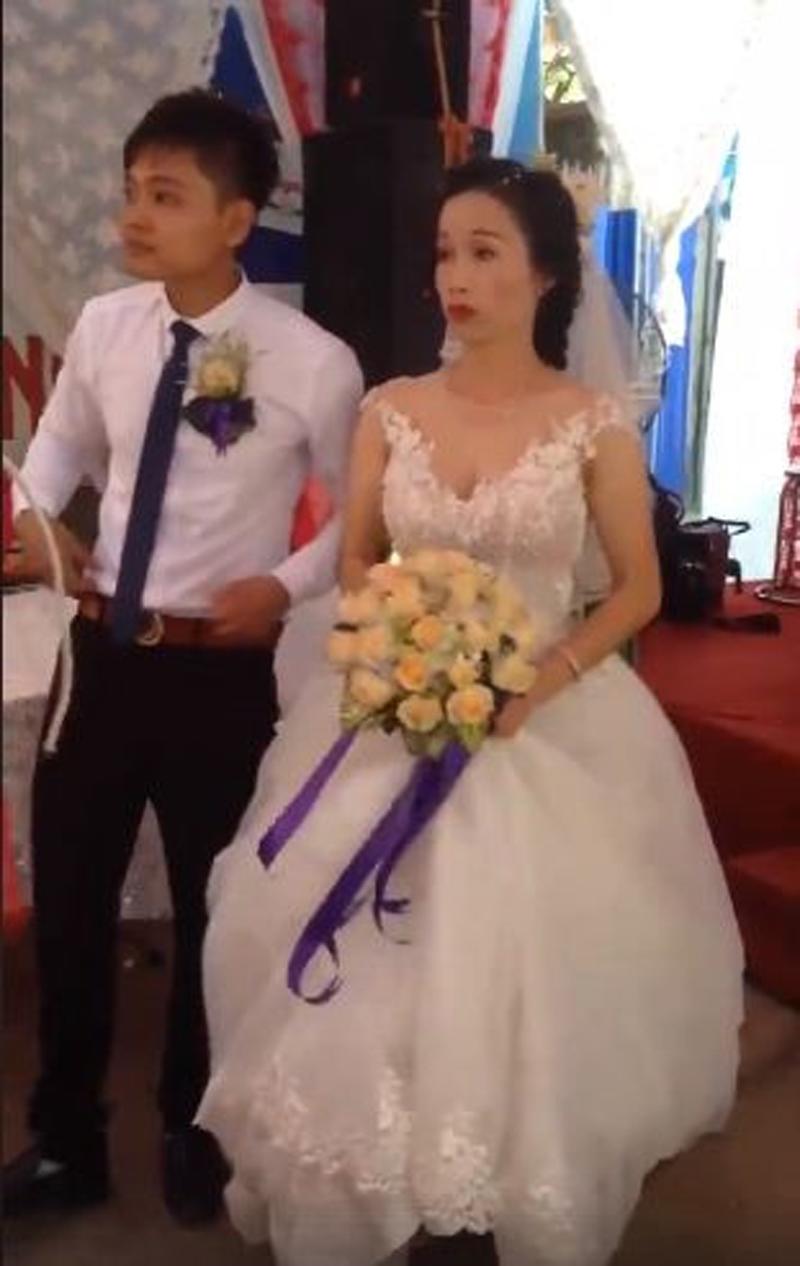 2. Đám cưới cô dâu hơn chú rể 10 tuổi tại Hưng Yên

Ngày 16/5, hình ảnh một đám cưới diễn ra ở Hưng Yên được cho là của chú rể sinh năm 2000 và cô dâu sinh năm 1983, chênh nhau 17 tuổi đã thu hút sự quan tâm của dư luận.
