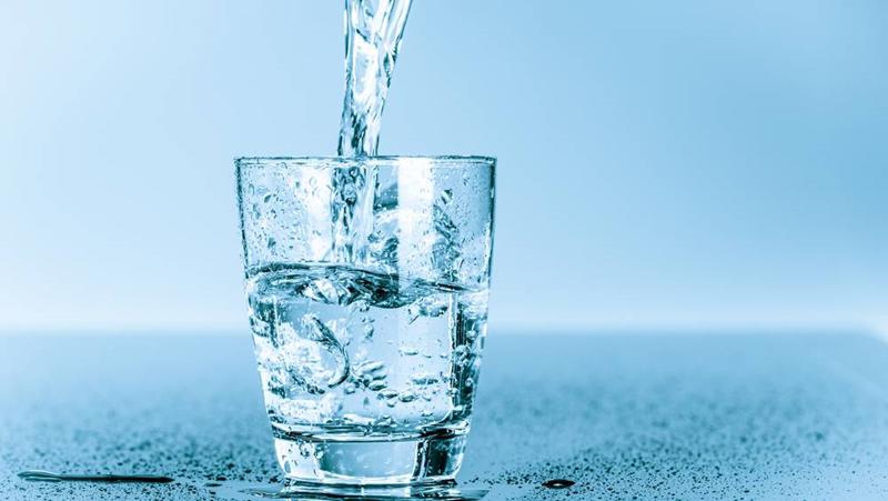 6. Nước sôi để nguội: Nhiều người thường đun nhiều nước sôi, đổ ra bình uống dần trong vài ngày nhưng đây là cách làm sai ảnh hưởng tai hại đến sức khỏe. Bác sĩ Tường Vi khẳng định: 
