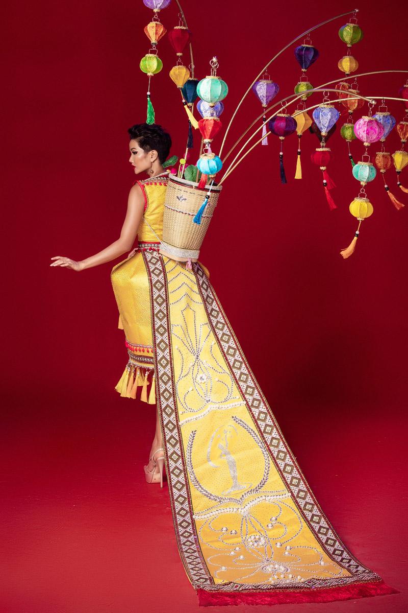 Hoa đăng sắc Việt” của bộ đôi Nguyễn Vũ Hùng – Thạch Thành Đạt được chỉnh sửa nhiều nhất theo cảm hứng văn hóa Êđê sau khi H’Hen Niê đăng quang hoa hậu. 
