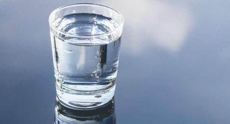 “Mọi người nên uống nước sôi sau 24 giờ. Bởi nước đun sôi để quá 24 tiếng thì hàm lượng nitrite trong nước càng cao. Thậm chí, tăng gấp 1.3 lần so với nước vừa đun xôi xong. Khi nitrite vào cơ thể sẽ chuyển thành nitrosamin dễ có  nguy cơ về ung thư”.
