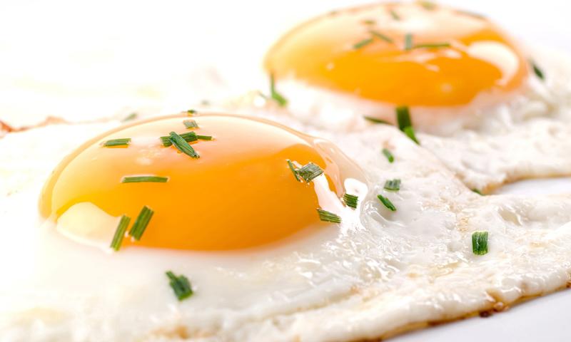 2. Trứng đã nấu: Trứng là thực phẩm bổ dưỡng, đồng thời là môi trường giúp vi khuẩn dễ phát triển. Do đó, người thưởng thức chỉ nên ăn trứng trong ngày.

