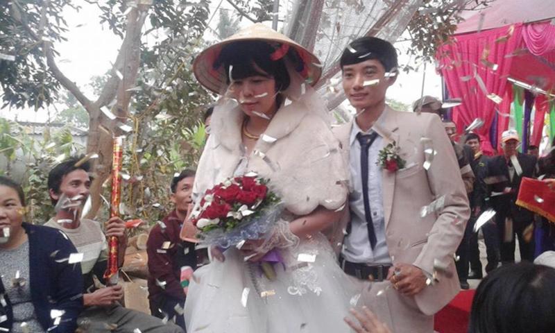 4. Cặp đôi chồng kém vợ 13 tuổi

Năm 2017, đám cưới của cặp đôi chênh 22 tuổi ở Thanh Hóa gây xôn xao. Theo đó, chú rể là Ngọc Đức (26 tuổi), cô dâu là Phương Ngọc (48 tuổi, Hà Nội).
