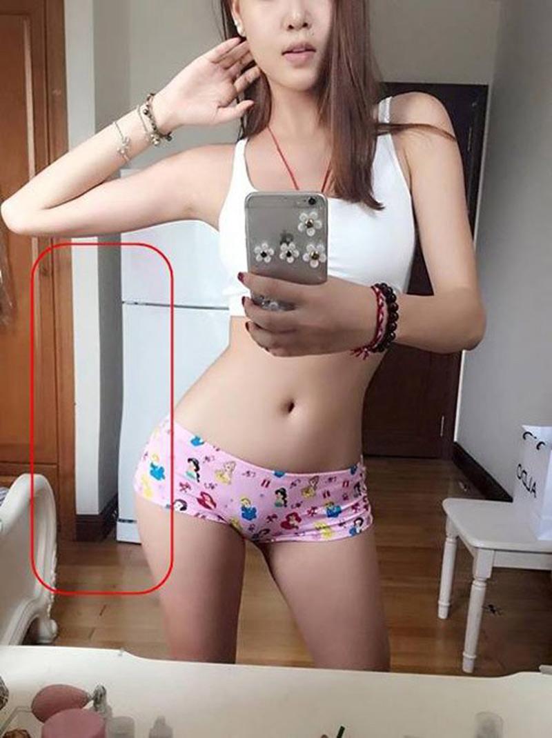 Body đẹp mắt như Kỳ Hân lúc diện bikini vẫn không tự tin sao? Cô đã phóng to vòng 3 đến mức bức tường phía sau như muốn sụp đổ. 
