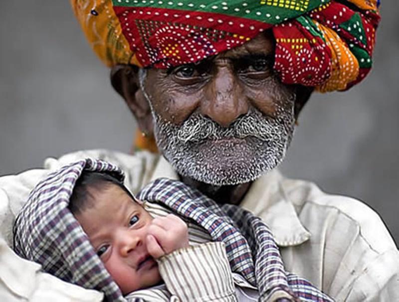 Một lão nông Ấn Độ có tên Nanu Ram Jogi đã có một đứa con trai với người vợ thứ 4 ở tuổi 90. Ông dự kiến sẽ tiếp tục sinh thêm con cho tới khi thượng thọ 100 tuổi.
