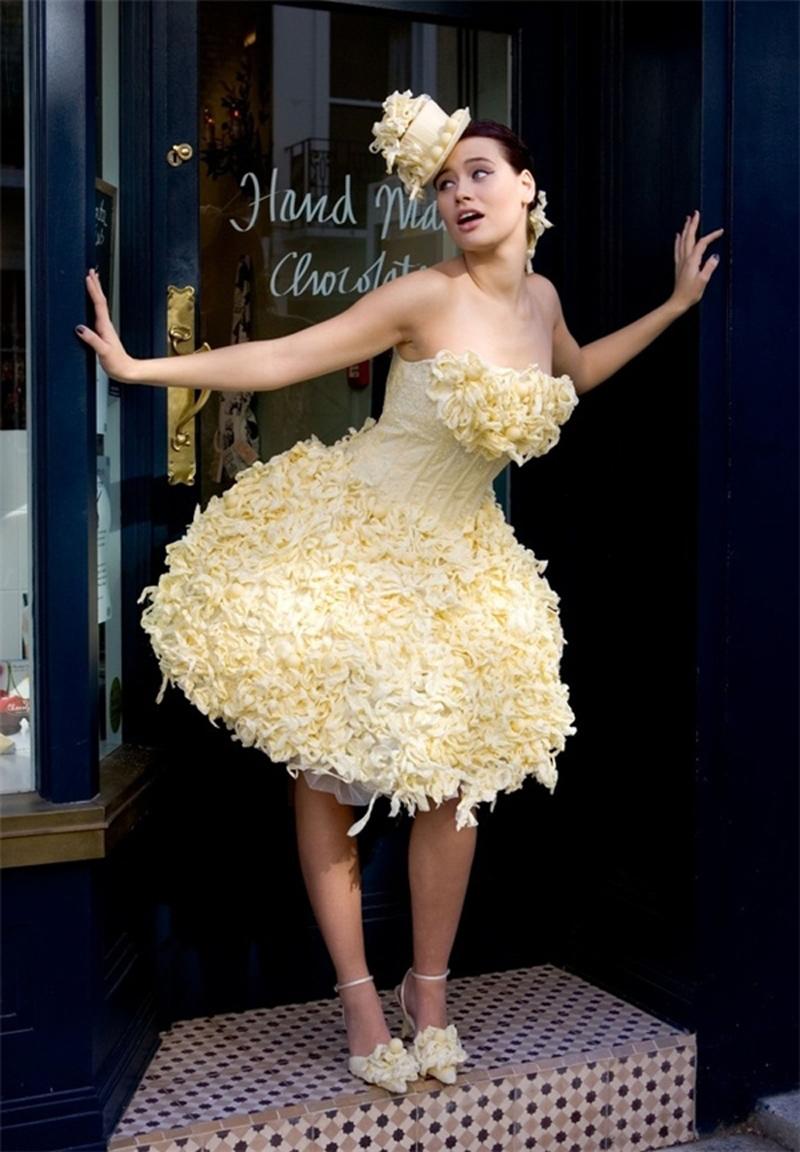 Váy cưới của cô gái này được làm hoàn toàn từ socola trắng, đây chắc hẳn là chiếc váy cưới gây thèm ăn nhất thế giới. 
