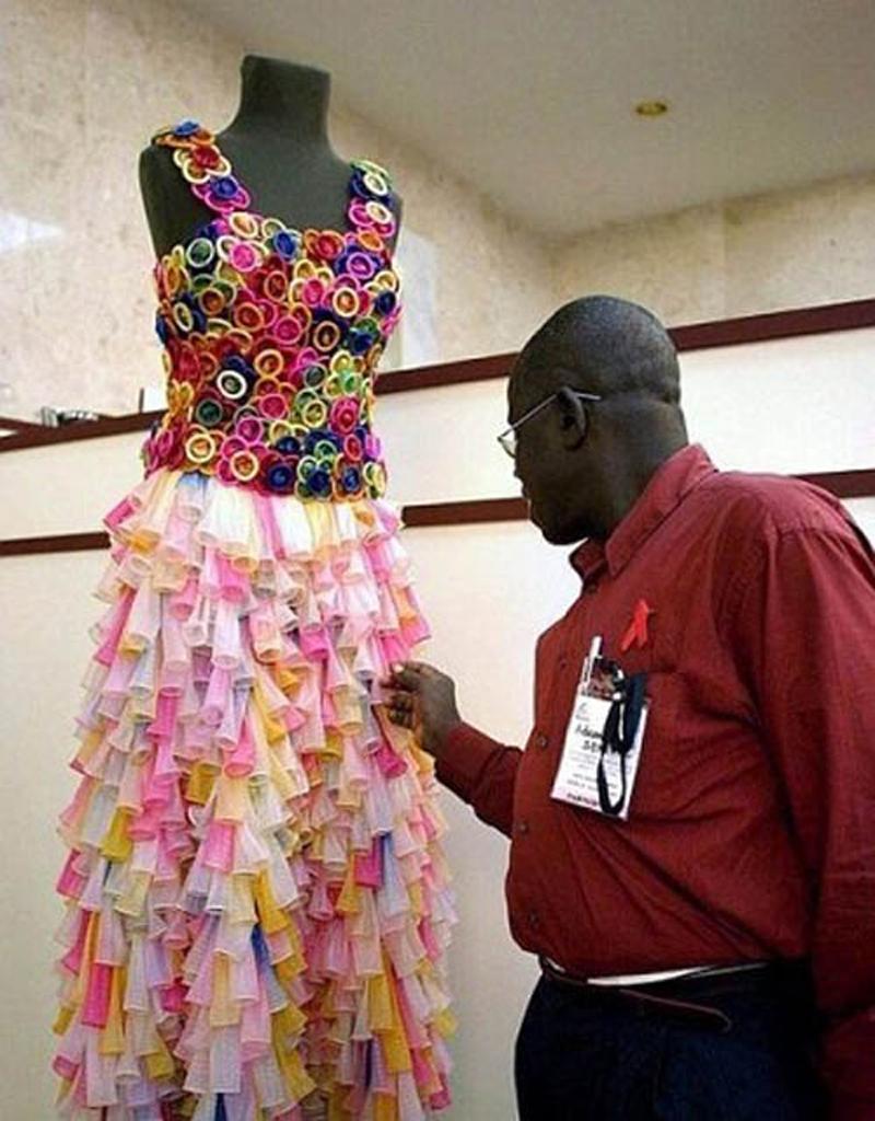 Đôi khi khoảng cách giữa độc đáo và kì quặc cũng chỉ mỏng manh như tờ giấy vệ sinh mà thôi. Và đây là chiếc váy cưới đầy màu sắc, được làm từ hơn 10 ngàn chiếc bao cao su khiến ai nhìn cũng bị thu hút. 

