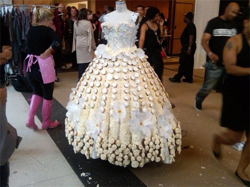 Chiếc váy này thì được đính kèm theo bánh cupcake, nên cô dâu phải tránh xa trẻ con nếu không muốn rách váy! 
