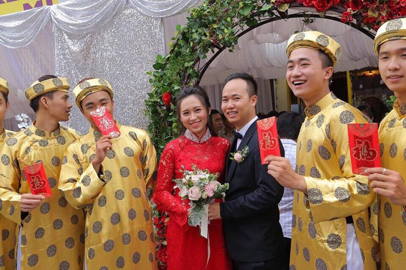 2. Đám cưới khủng tại Hưng Yên, mời hàng loạt diễn viên và thuê 50 vệ sĩ bảo vệ quan khách

Đám cưới được chuẩn bị từ ngày 15 đến ngày 19/11 và diễn ra vào ngày 20/11/2016 giữa chú rể Văn Văn và cô dâu Phương Thanh.
