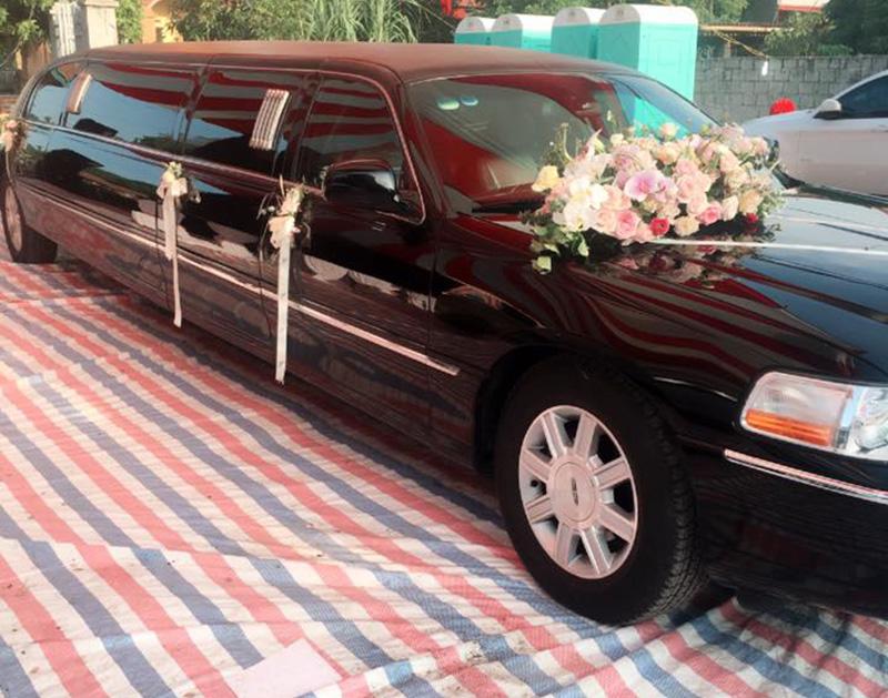 Siêu xe Limousine được sử dụng để đưa dâu.
