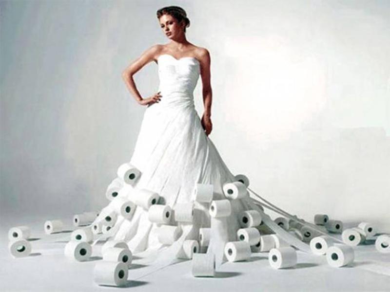 Còn đây chính là mẫu váy cưới được làm từ giấy vệ sinh, sự sắp xếp thông minh từ những cuộn giấy đã giúp cho thiết kế chiến thắng một cuộc thi thiết kế đình đám. 
