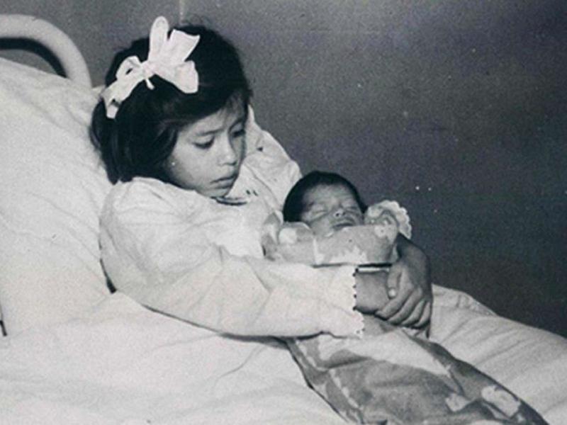 Lina Marcela Medina de Jurado (sống tại Peru) được xác thực là bà mẹ trẻ nhất thế giới sinh con. Tháng 3/1939, cô đã sinh đứa con đầu lòng khi mới 5 năm 7 tháng 21 ngày tuổi - đang ở tuổi của một đứa trẻ học mầm non. 
