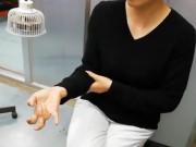 Sức khỏe - Người phụ nữ tay co quắp, không cử động được vì dùng điện thoại suốt một tuần không rời