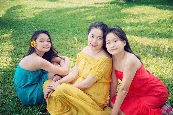 Vườn nhà đầy hoa, cây trái sai trĩu trịt phải thuê người làm không xuể của ca sĩ Mỹ Lệ - 2