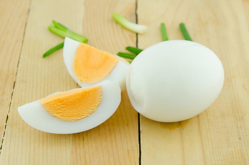 2. Trứng gà: Theo Đông y, trứng gà và đậu phụ là loại thực phẩm giàu protein. Vì vậy, chị em nội trợ kết hợp 2 thực phẩm này với nhau sẽ gây ảnh hưởng tới sự hấp thu protein của cơ thể.
