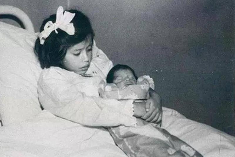 5. Sinh con khi mới 5 tuổi

Lina Medina, 5 tuổi, sống tại Peru đột nhiên thấy bụng to dần lên và thường xuyên bị đau. Nghi ngờ có khối u, bố mẹ Lina đã đưa em tới bệnh viện kiểm tra. Cuối cùng, bác sĩ thông báo tin gây sốc: Cô bé 5 tuổi đã có thai 7 tháng.
