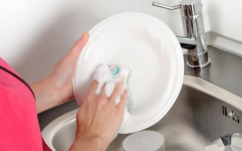 3. Lạm dụng nước rửa bát

Đổ nước rửa bát trực tiếp lên bát đĩa mà không pha loãng dẫn tới một lượng lớn hóa chất còn lại trong bát, đĩa. Điều này sẽ ảnh hưởng trực tiếp đến sức khỏe con người, đặc biệt là khả năng giải độc gan.
