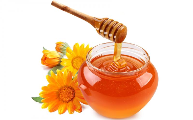 3. Mật ong: “Mật ong chứa nhiều enzyme, đậu phụ có chứa chất khoáng. Do đó, ăn chung 2 loại thực phẩm này sẽ sinh ra phản ứng không tốt cho cơ thể. Ngoài ra, ăn đậu phụ với mật ong dễ gây bệnh tiêu chảy”, y sĩ Thu hoài cho hay.
