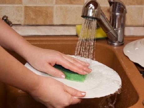 Tự rước ung thư vào nhà với những sai lầm rửa bát “kinh điển” nhiều gia đình mắc phải