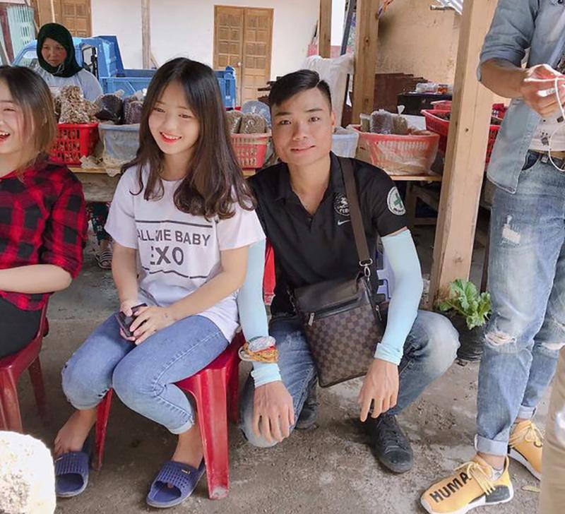 Các phượt thủ liên tục tìm đến Hà Giang mong có cơ hội chụp ảnh cùng cô bé H'Mông xinh xắn.
