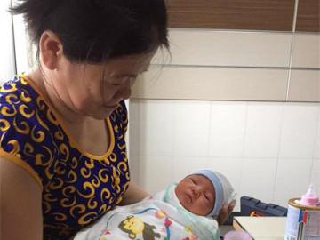 “Phát hờn” với cô con dâu số hưởng, đi đẻ lúc nào cũng có mẹ chồng kề kề bên cạnh