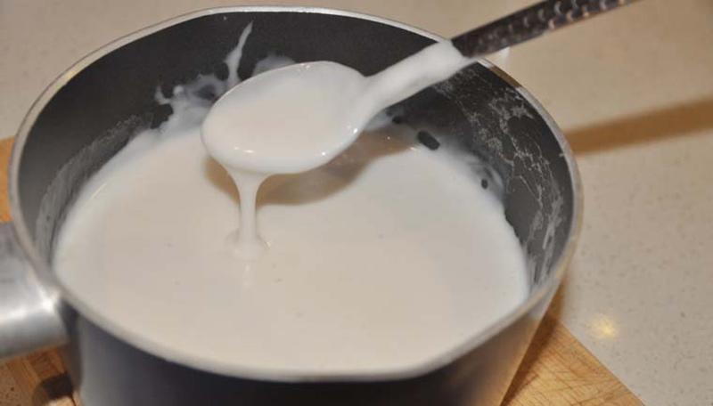 Trong sữa có vitamin A, còn cháo thì chủ yếu lại là tinh bột, trong thành phần của chúng có chứa lipoxygenase, sẽ phá hủy các vitamin A. Trẻ em không đủ vitamin A sẽ chậm phát triển, còi xương yếu ớt, rối loạn tiêu hoá.
