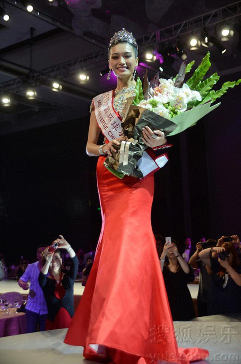 Hoa hậu Hoàn vũ Trung Quốc 2013 trao cho người đẹp 25 tuổi tới từ Hà Bắc - Cận Diệp.
